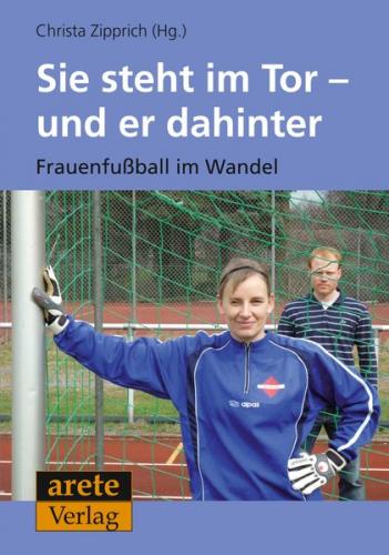 Sie steht im Tor - und er dahinter 
